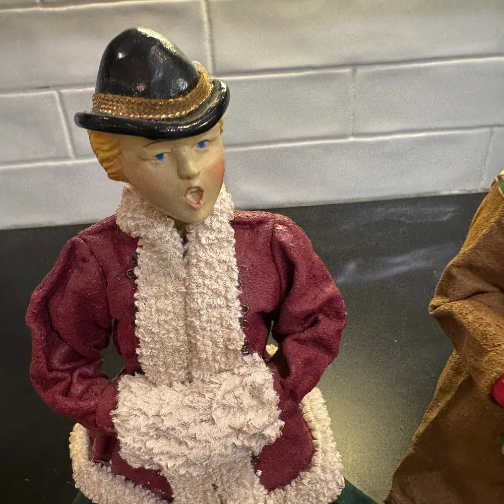 Christmas Caroler Figurines Set of 2 Red Green Victorian Holiday Decor A-9